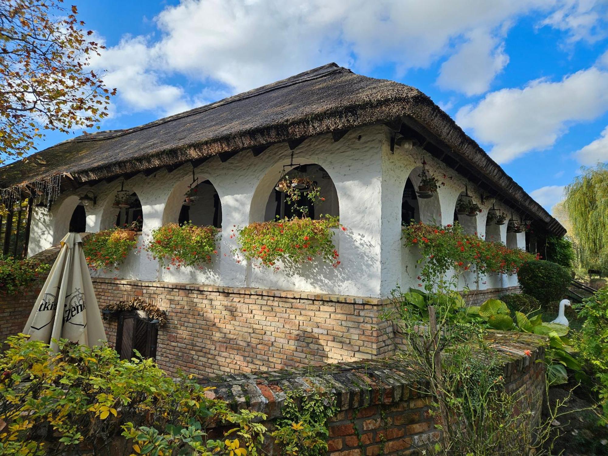 Sari Udvar Dunakiliti Exterior photo